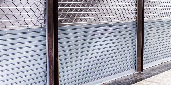 Reformas Integrales de Tiendas y Locales  Comerciales Abella de la Conca · Instalación de  Ventanas y Persianas Comerciales